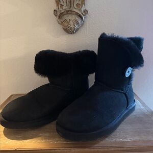 UGG Bailey Button Black